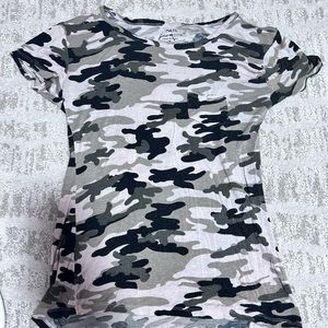 Camo loose shirt with chest pocket